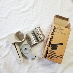 THE PAMPERED CHEF DELUXE CHEESE GRATER IN BOX